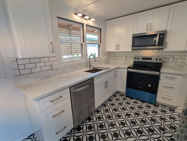 Building Photo - Ocean view upstairs 3 bed 2 bath 2 parking duplex near Likelike Hwy