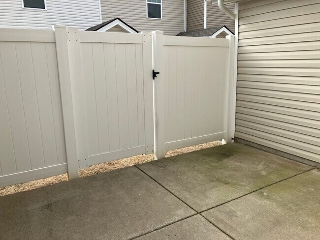 Building Photo - ***MOVE IN READY*** Heritage Place Townhom...