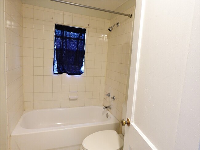 Building Photo - 4818 Hirsch Rd