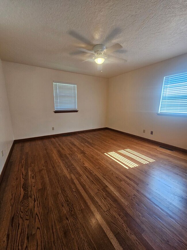 Building Photo - (3) Bed/(2) Bath with Storm Shelter and Mo...