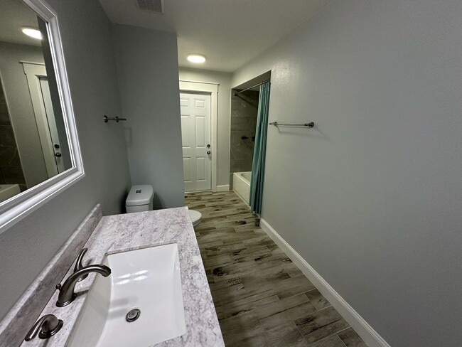 Building Photo - Spacious 4 Bedroom 3 Bath in Southoak