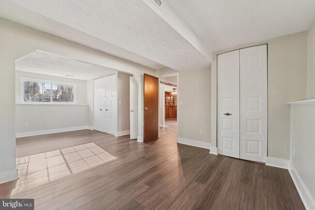 Building Photo - 308 Raussell Pl