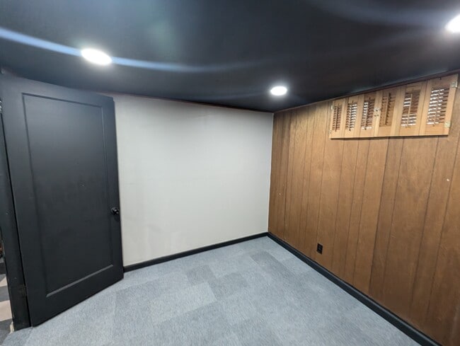 Building Photo - Rutland Ave