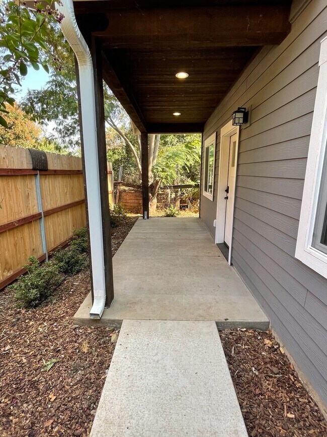 Building Photo - 126 W 20th St