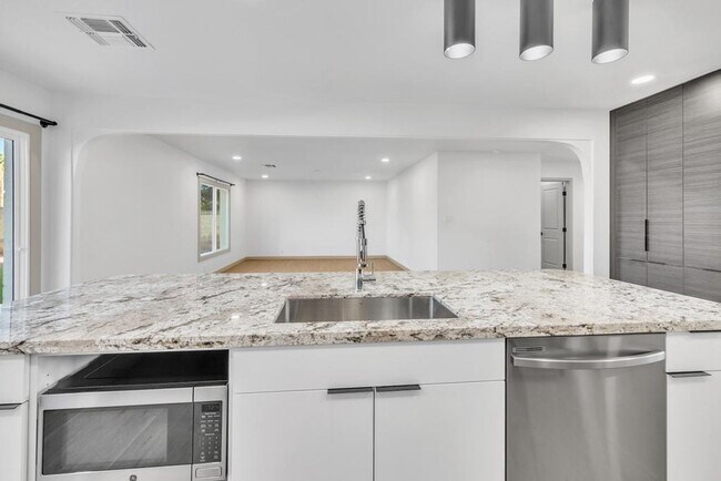 Building Photo - Completely Remodeled 6 bedroom/4 bath Home with New Pool