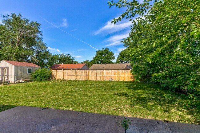Building Photo - Cozy & Stylish Living Near ESA Park with F...