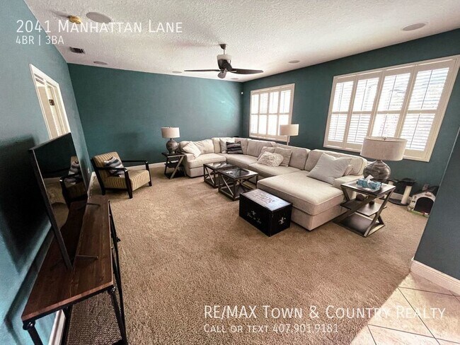 Building Photo - 2041 Manhattan Ln