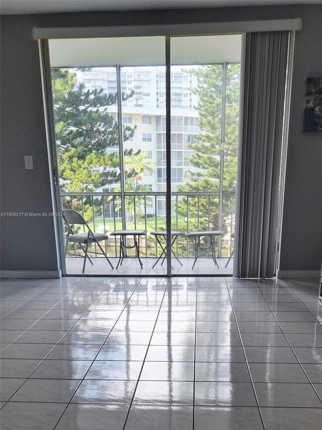 Building Photo - 2905 Point E Dr