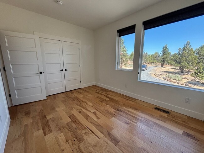 Building Photo - Stunning 4 Bed/3.5 Bath on 4.39 Acre Lot-7...