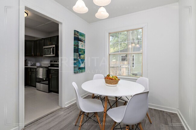 Building Photo - HALF-OFF DEPOSIT SPECIAL! Furnished 2 Bedr...