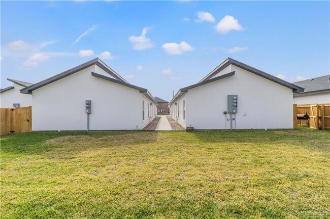 Building Photo - 1300 W Platinum Dr