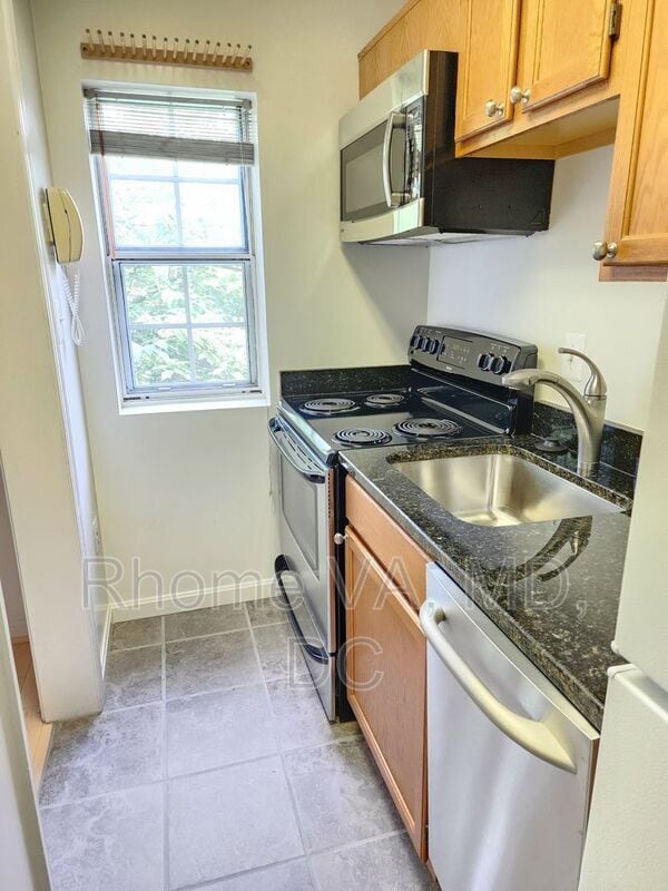 Building Photo - 1801 Queens Ln