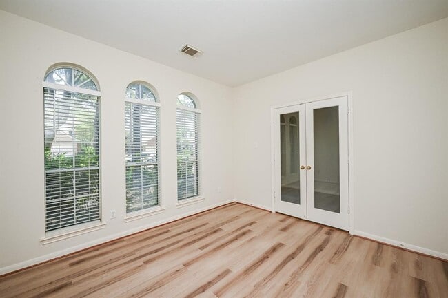 Building Photo - 18018 Somerset Knolls Ct