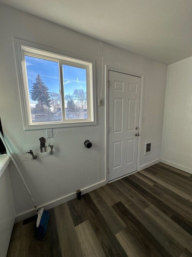 Building Photo - 2250 Home Ave