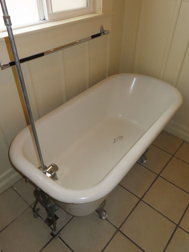 Building Photo - Wonderful unit in desireable location in M...