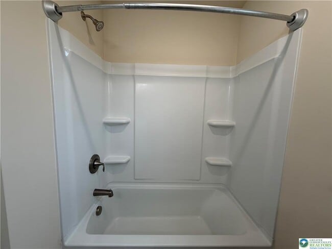 Building Photo - 102 Linda Ct N