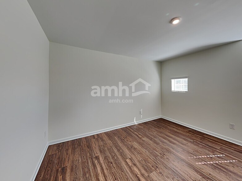 Building Photo - 561 Larragan Dr