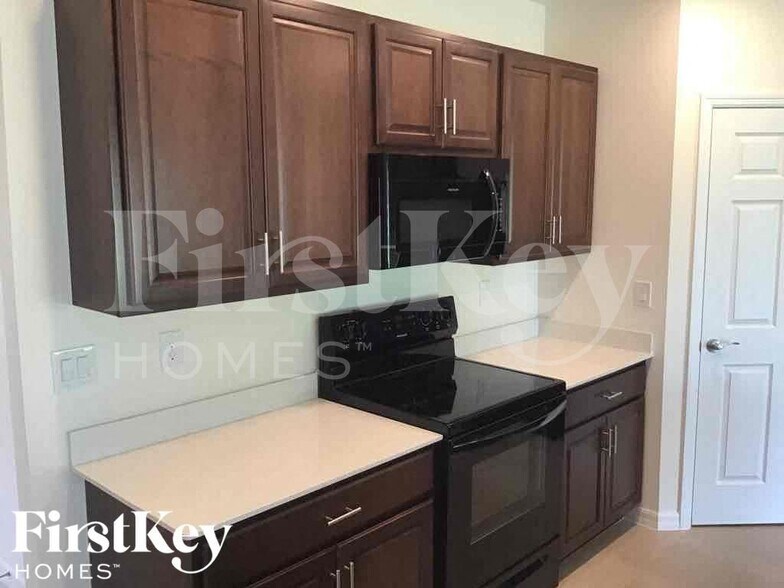 Building Photo - 411 SE 24th St