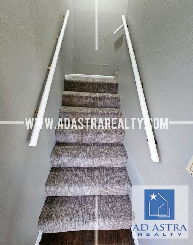 Building Photo - Nice 3 bed 1.5 bath townhouse in Olathe-Co...