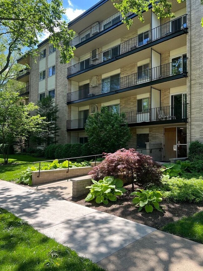 Building Photo - 828 Oakton St