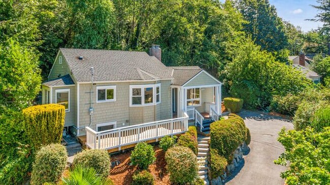 Building Photo - Charming Beach Drive Craftsman w/ AC and V...