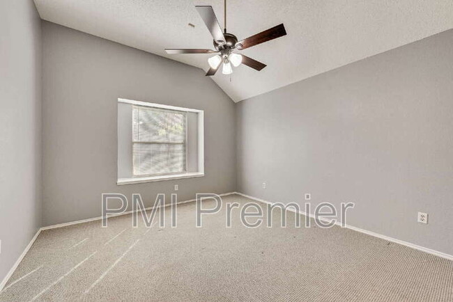 Building Photo - 1220 Royal Crescent Dr