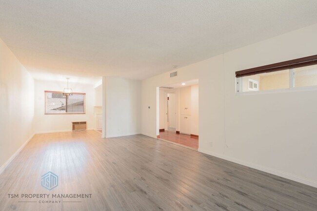 Building Photo - 2 Bedroom 2 Bath Condo in Pasadena!