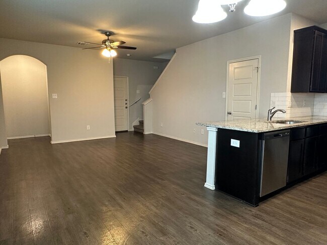 Building Photo - Luxury Townhome