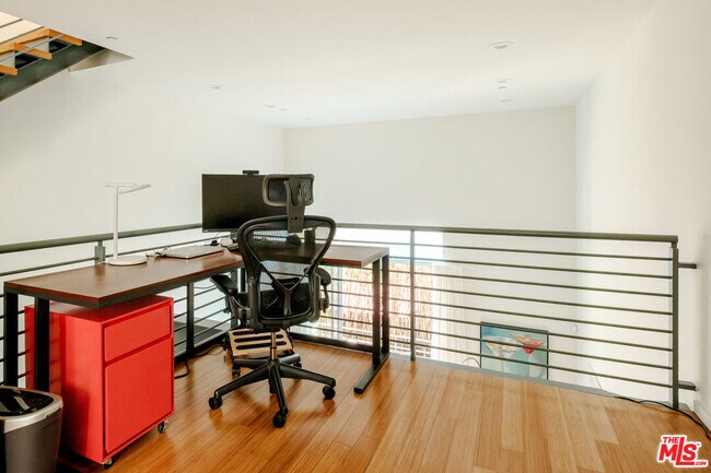 Building Photo - 1220 N Orange Grove Ave
