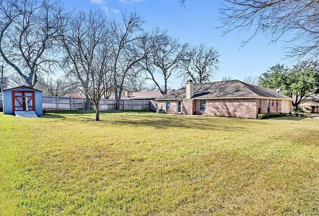 Building Photo - 3205 Village Park Dr