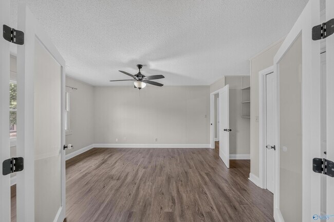 Building Photo - 1208 SE Willowbrook Dr