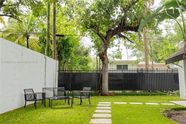 Building Photo - 5938 NE 5th Ave