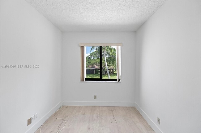 Building Photo - 398 Fern Dr