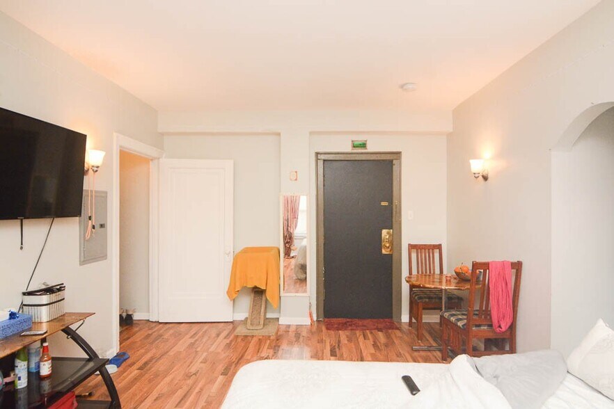 Building Photo - 1712 W Estes Ave