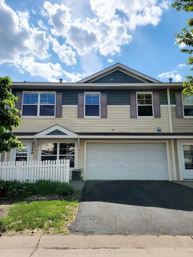 Building Photo - Middle Unit Townhouse