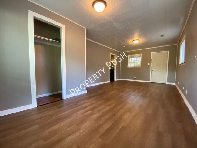Building Photo - 1503 Pin Oak Dr