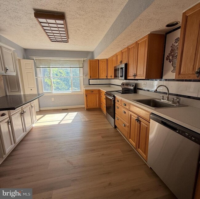 Building Photo - 15723 Edgewood Dr