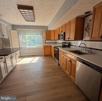 Building Photo - 15723 Edgewood Dr