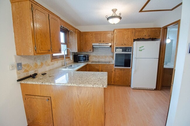 Building Photo - Spacious 2 Bed, 1.5 Bath with Oversized Garage!