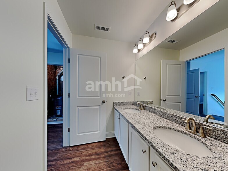 Building Photo - 1356 Lomond Dr