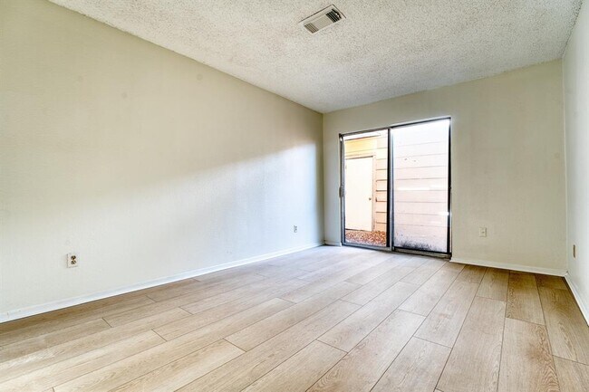 Building Photo - 5860 Sampley Way