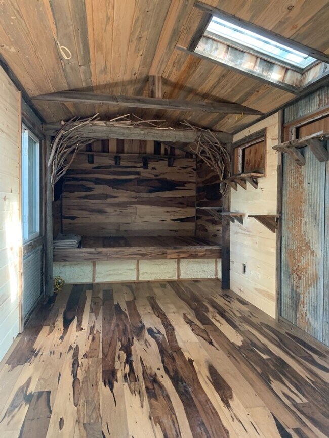 Building Photo - STUDENTS WELCOME! Cozy 1-Bedroom Bungalow w/ Garden and Detached Studio