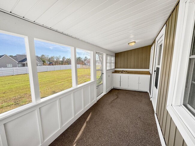 Building Photo - Charming older home in a peaceful, quiet neighborhood