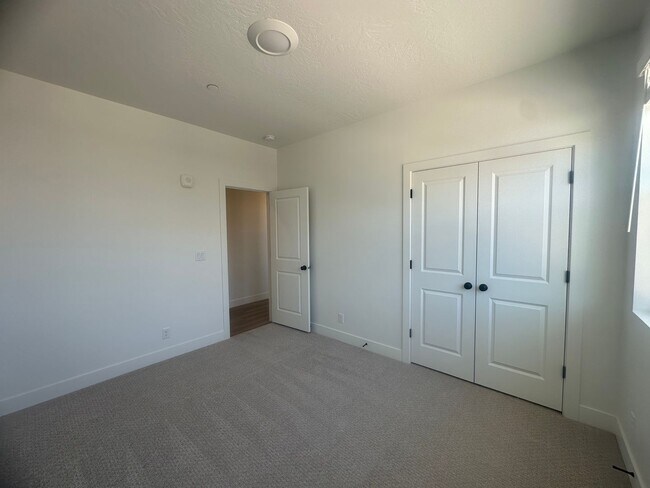 Building Photo - Luxury 3 bedroom Condo in Desert Color!