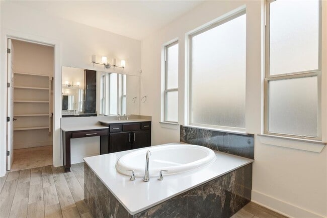 Building Photo - 12905 Padua Dr