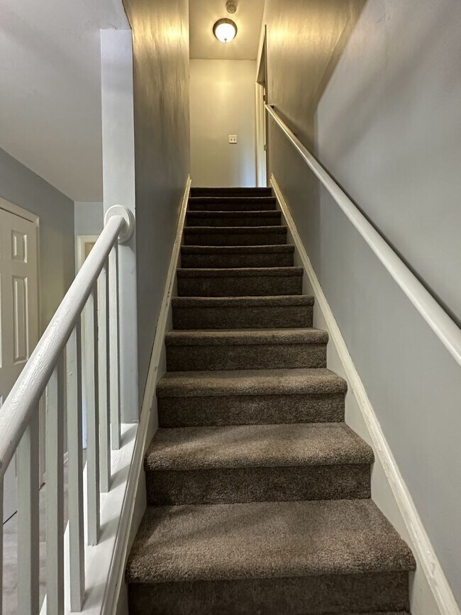 Building Photo - For Rent: Charming 4-Bedroom Colonial in C...