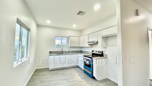 Building Photo - 1310 S San Jacinto Dr