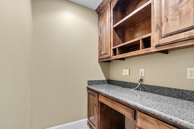 Building Photo - 5811 Oak Creek Drive