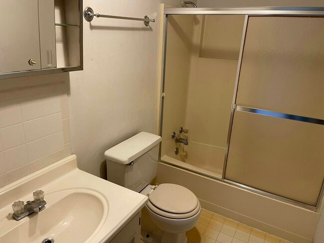 Building Photo - 4165 W Ridge Rd