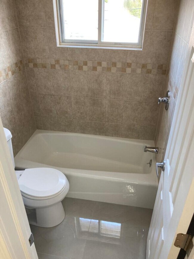 Building Photo - 160 18th St